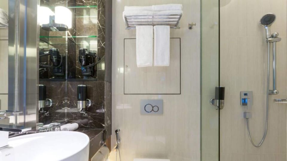 Shower, rainfall showerhead, free toiletries, hair dryer