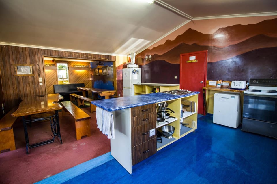 Coffee/tea maker, fridge