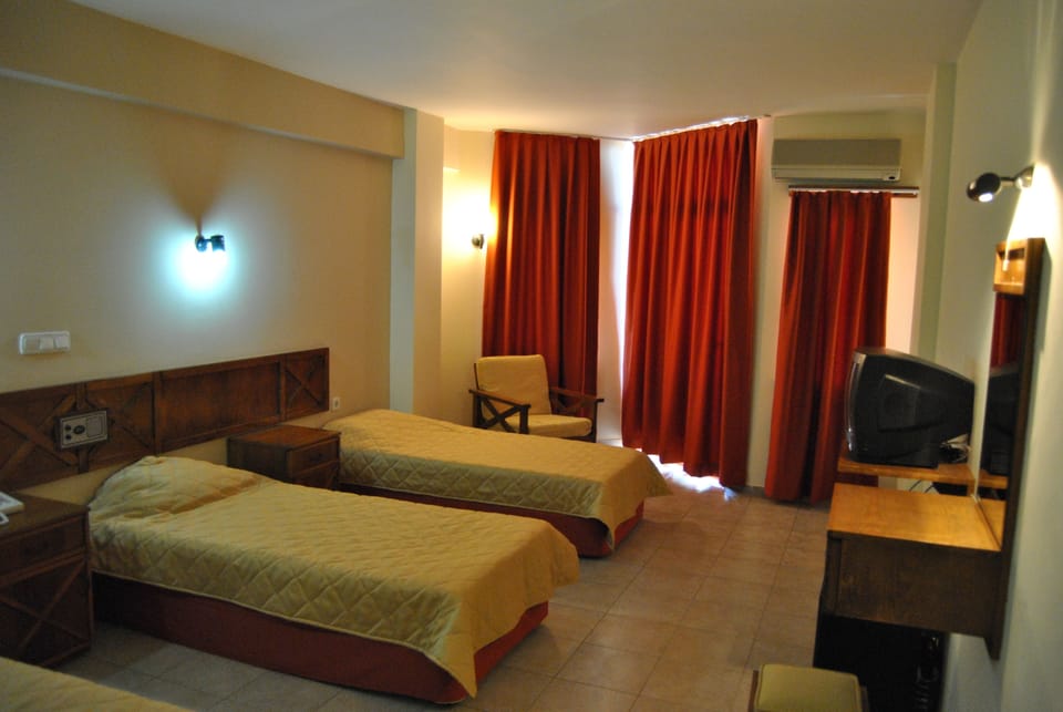 Standard Room | Living area | TV