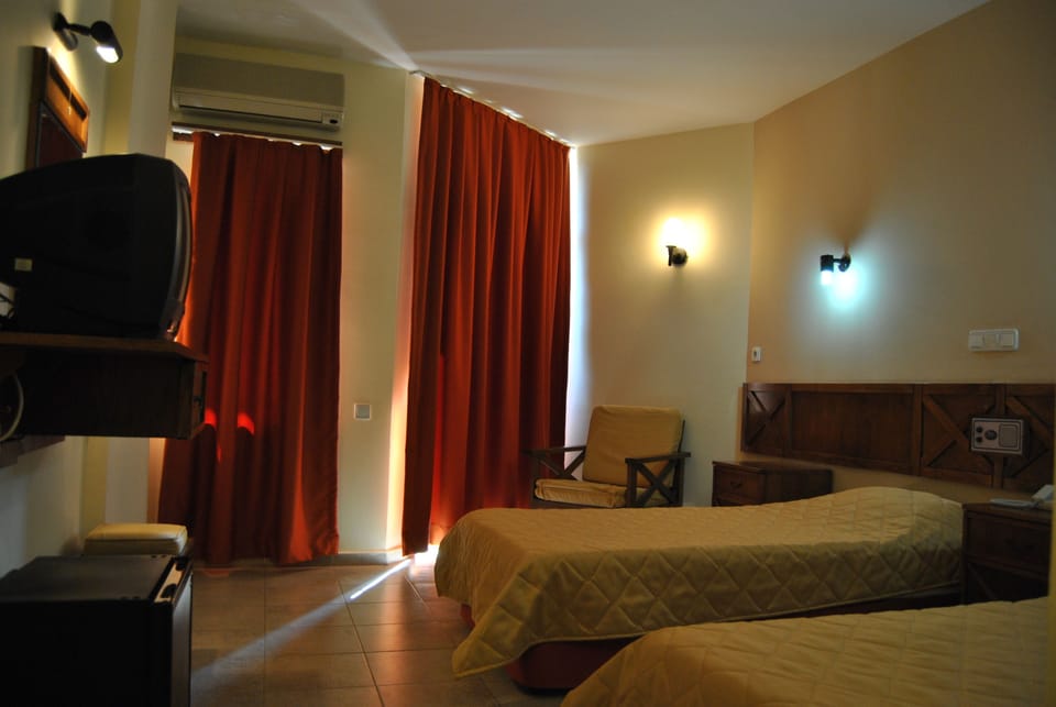 Standard Room | Minibar, iron/ironing board (on request), WiFi (free), bed sheets