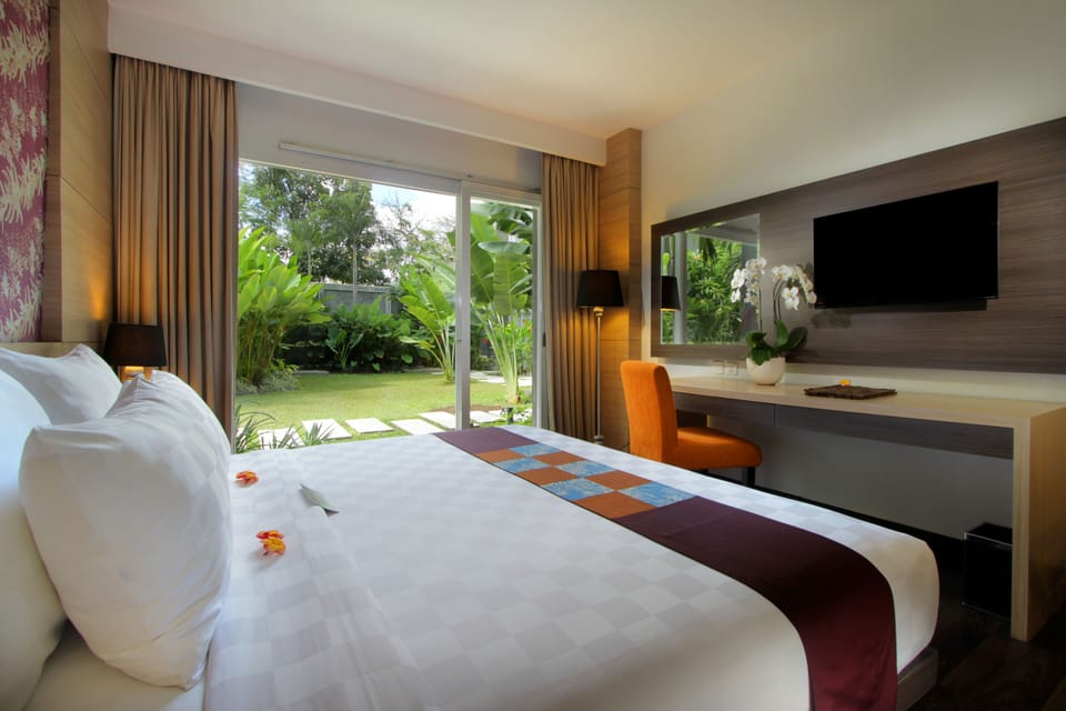 Deluxe Garden Terrace | Minibar, in-room safe, desk, laptop workspace