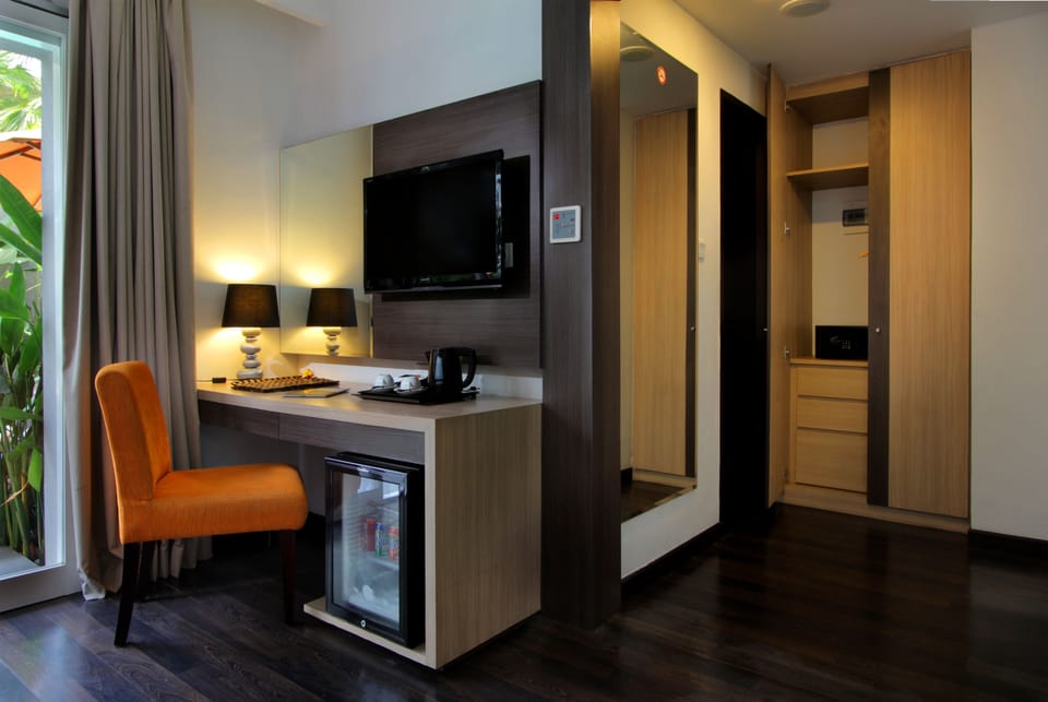 Minibar, in-room safe, desk, laptop workspace