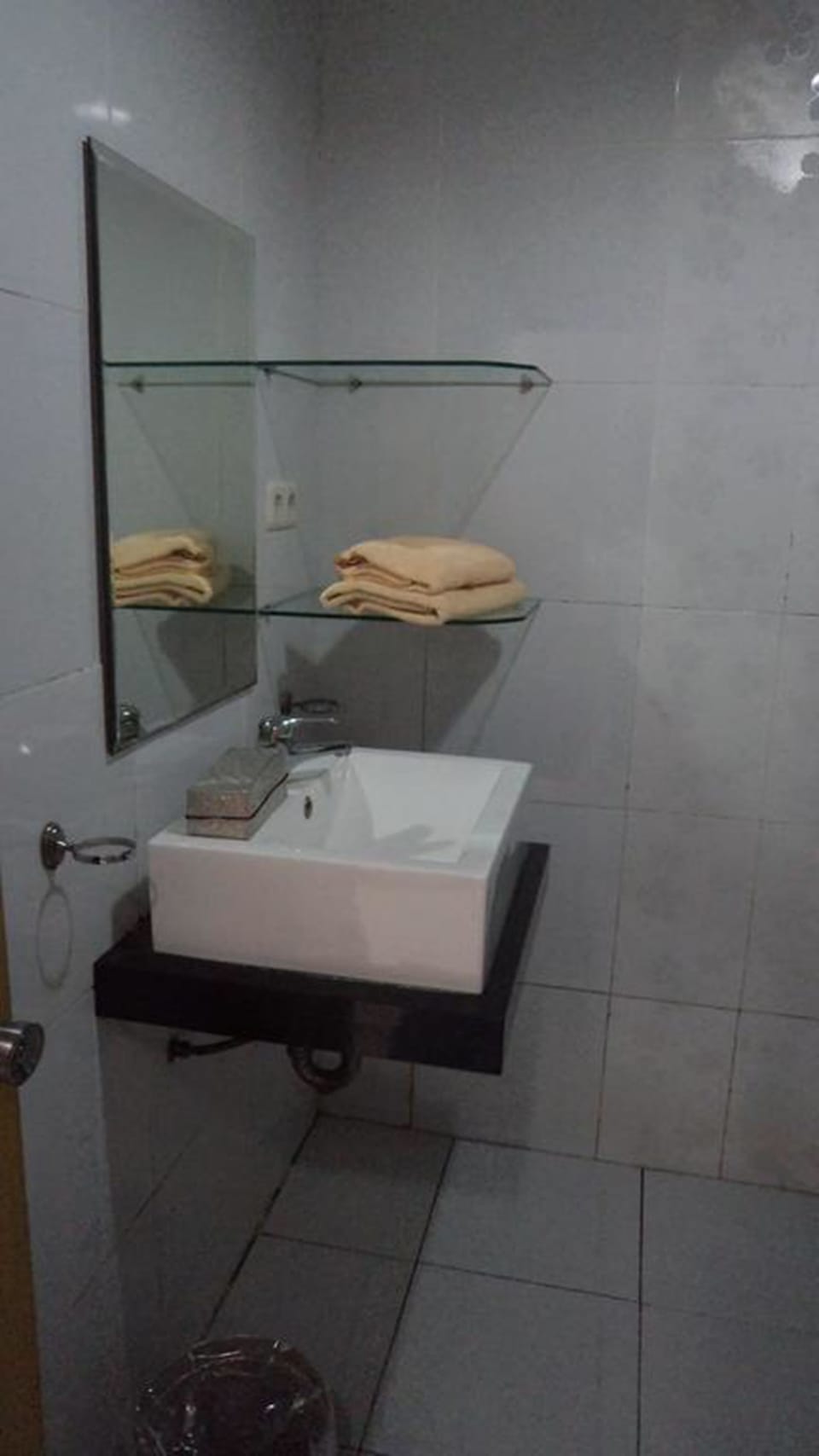 2 Bedrooms Apartment | Bathroom | Combined shower/tub, towels