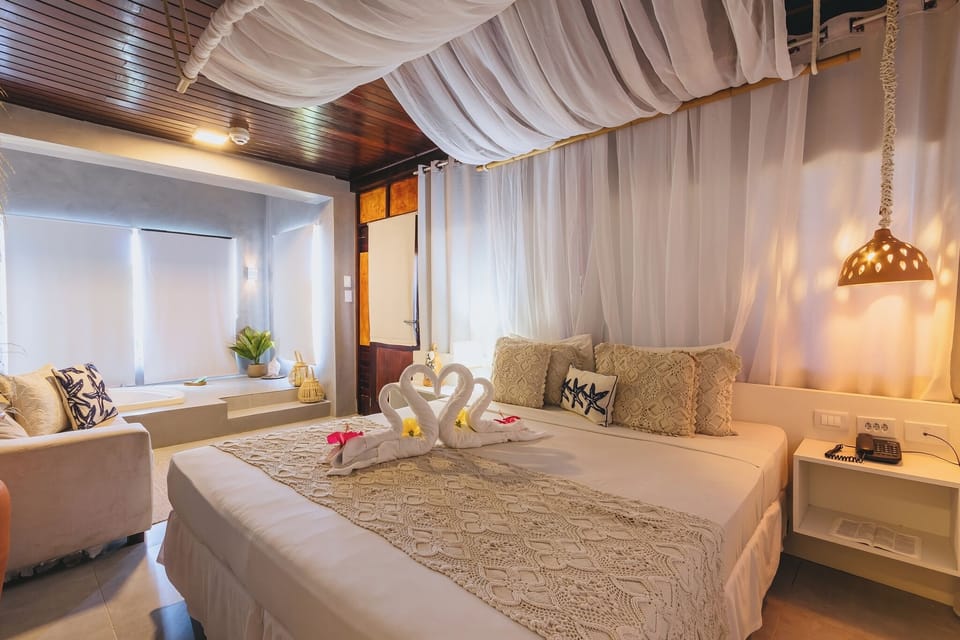 Honeymoon Suite | Minibar, in-room safe, blackout drapes, free WiFi