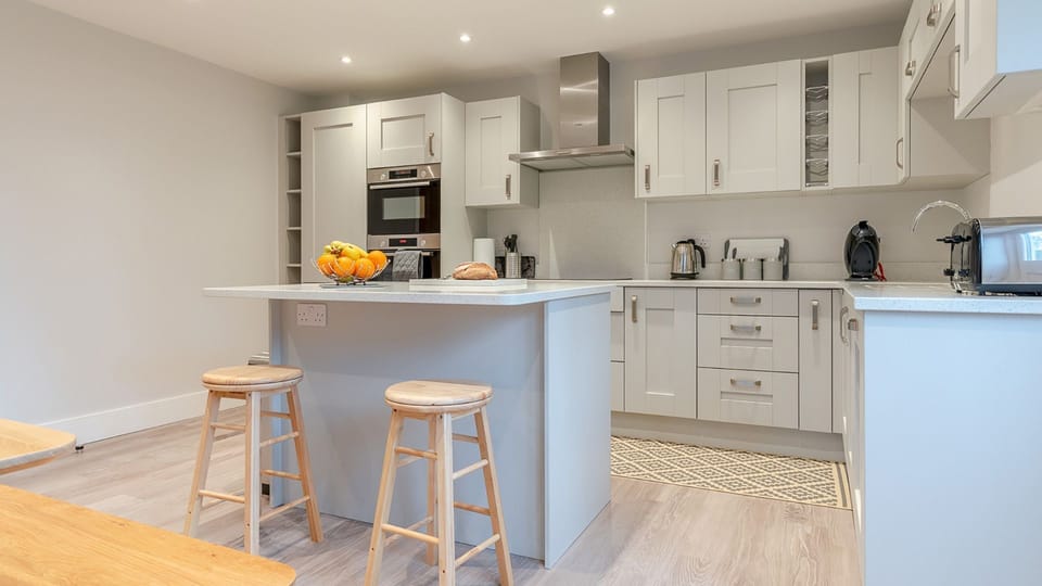 Kitchen with island, Maple House, Bolthole Retreats