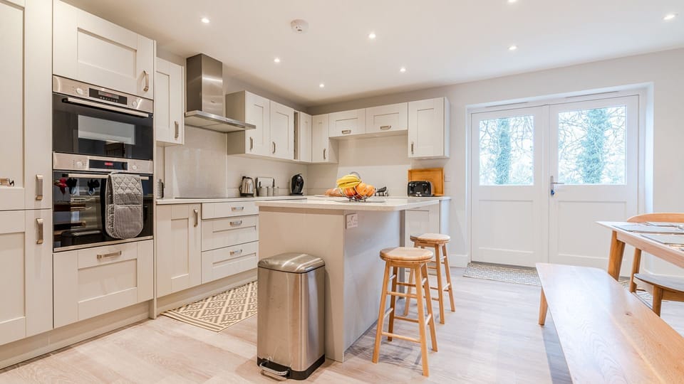 Kitchen with central island, Maple House, Bolthole Retreats