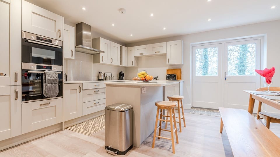 Kitchen with central island, Maple House, Bolthole Retreats