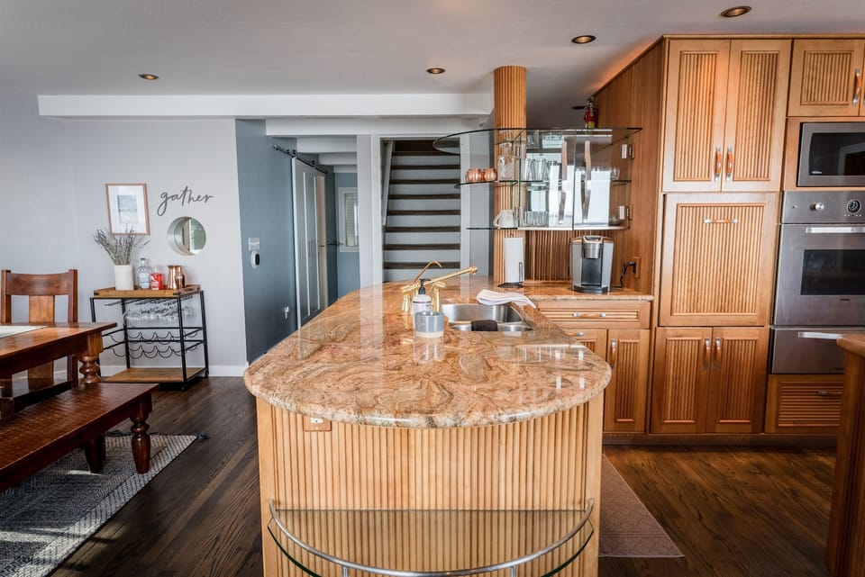 Full kitchen and dining table off of kitchen