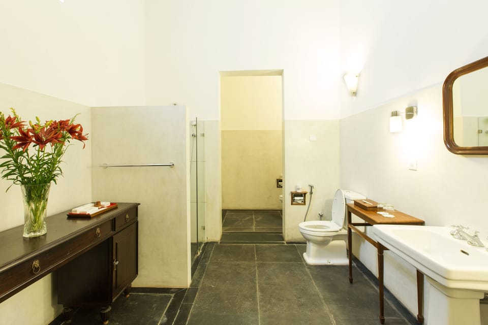Palais Chambre Deluxe with Private Terrace | Bathroom | Free toiletries, hair dryer, bathrobes, slippers