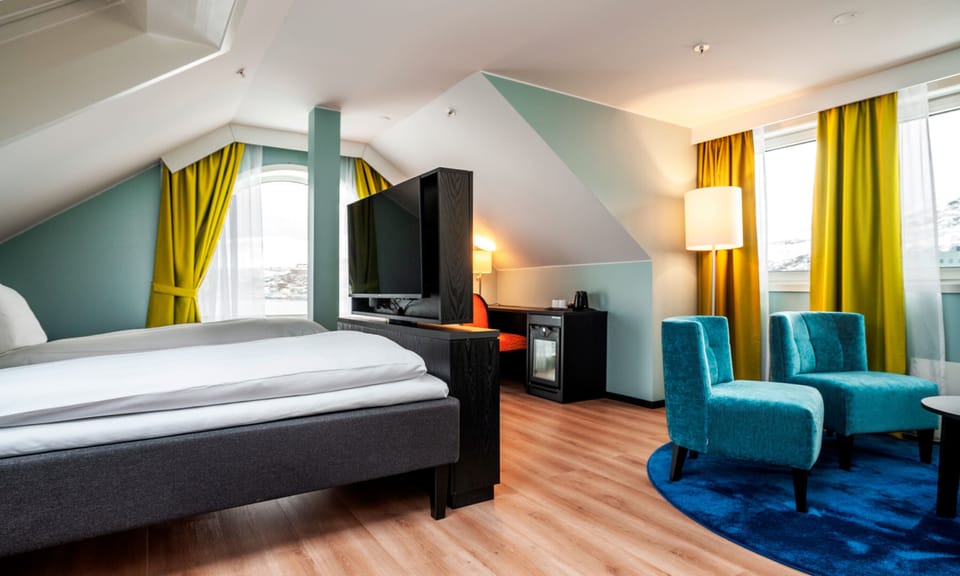 Business Room, Non Smoking | Minibar, desk, soundproofing, iron/ironing board