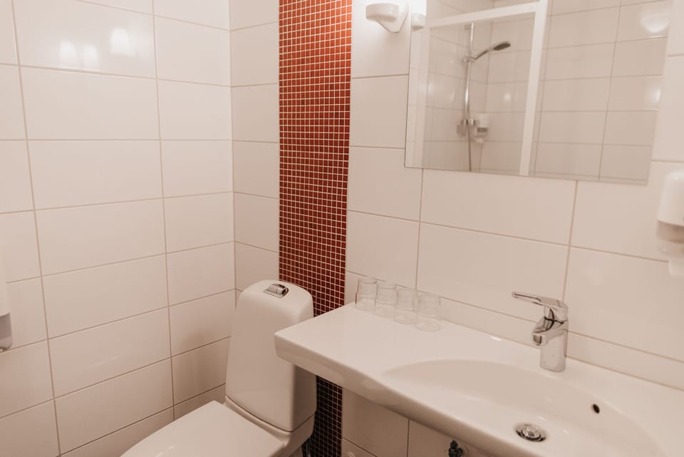 Standard Quadruple Room | Bathroom | Shower, hair dryer, towels