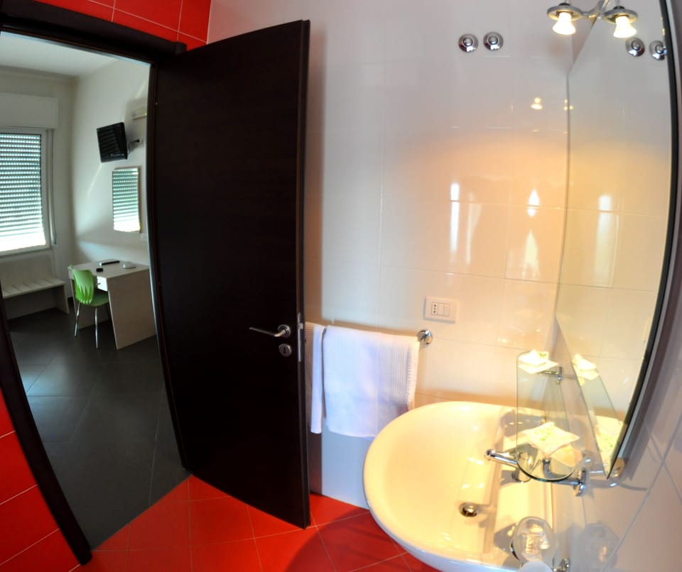 Shower, free toiletries, bidet, towels