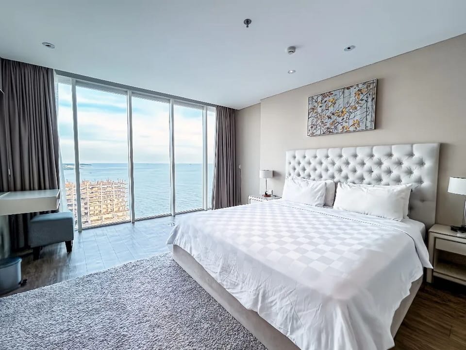 Executive Apartment | Premium bedding, in-room safe, desk, soundproofing