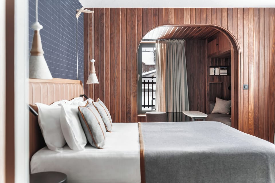 Room | In-room safe, desk, blackout drapes, soundproofing