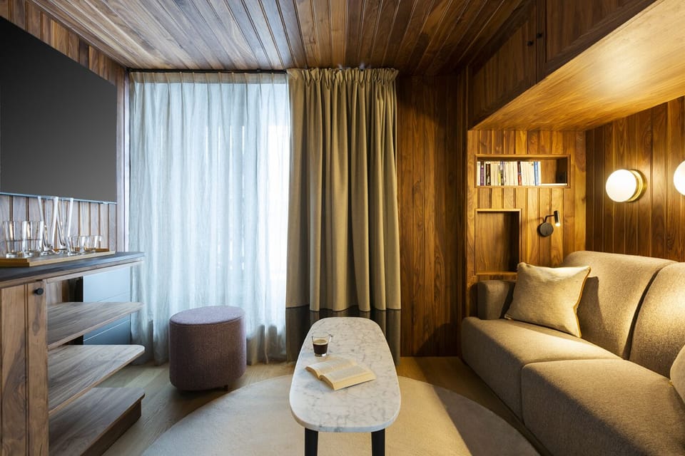 Room | In-room safe, desk, blackout drapes, soundproofing