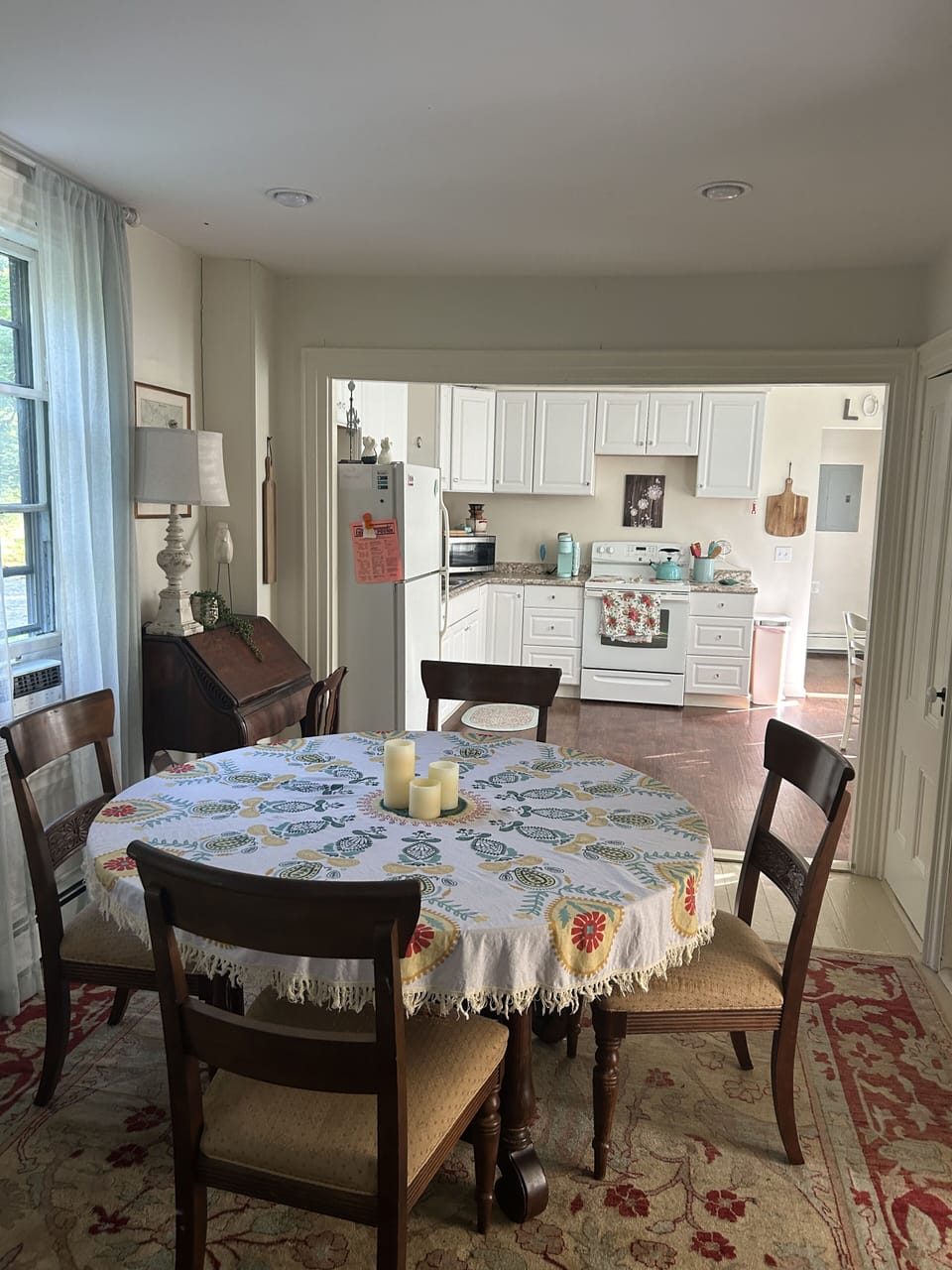 Dining room looking back into kitchen