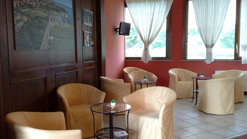 Lobby lounge