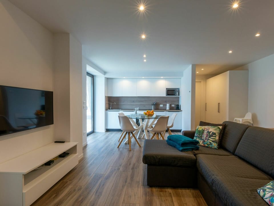 Furniture, Couch, Property, Table, Building, Comfort, Wood, Architecture, Interior Design, Flooring