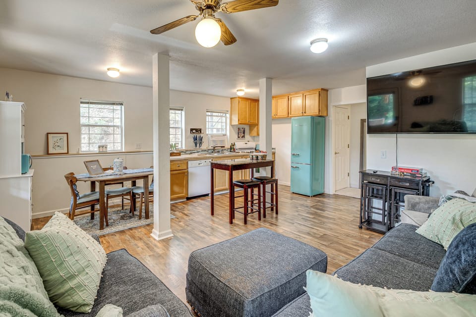 Applegate Vacation Rental | 2BR | 1BA | 1,000 Sq Ft