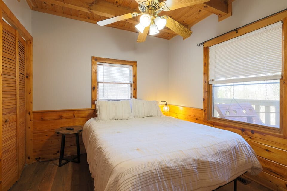 Bedroom 1- Queen