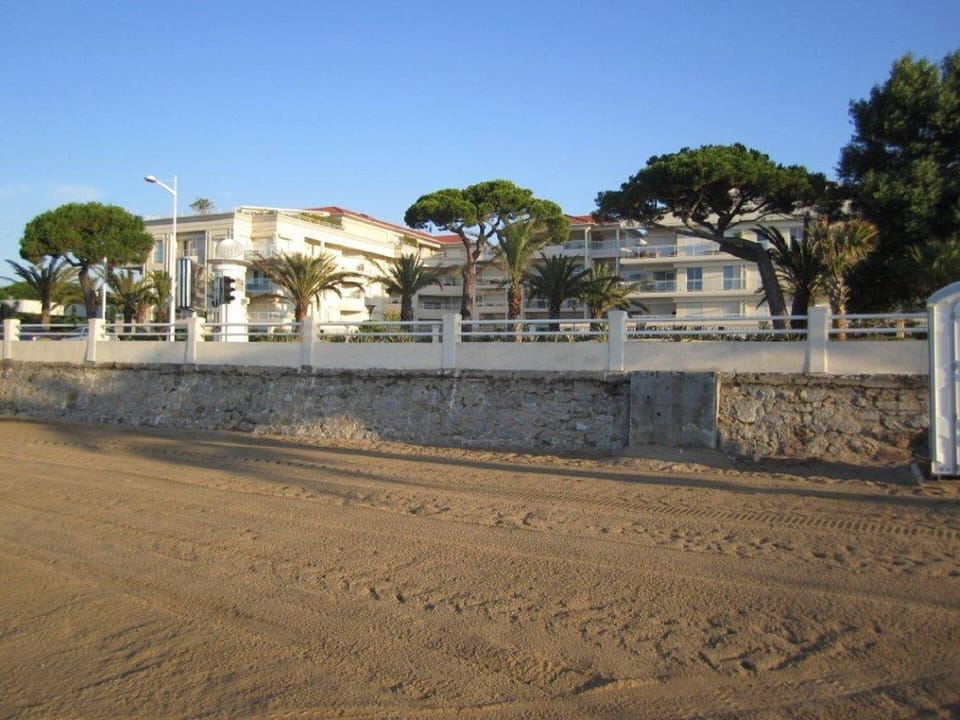 Penthouse 17.  Royal Palm seen from the Beach