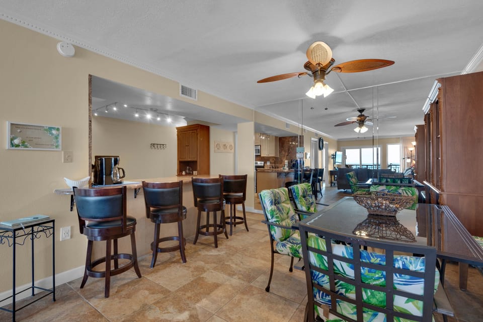 Eat in Bar seats 4, more room at the Table