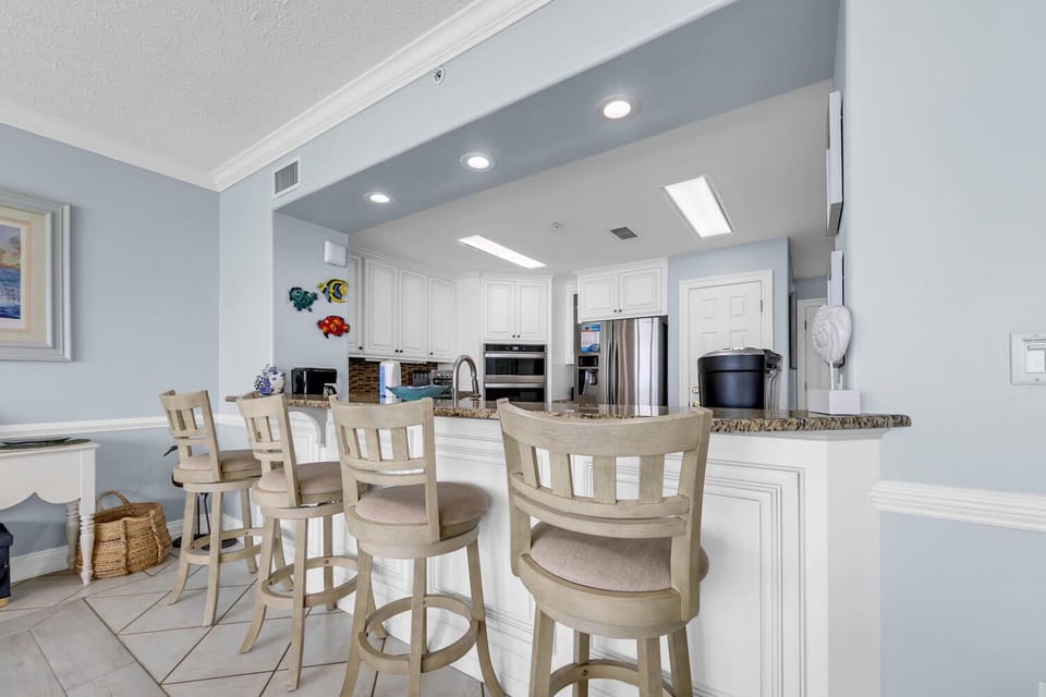 Eat-in bar seating