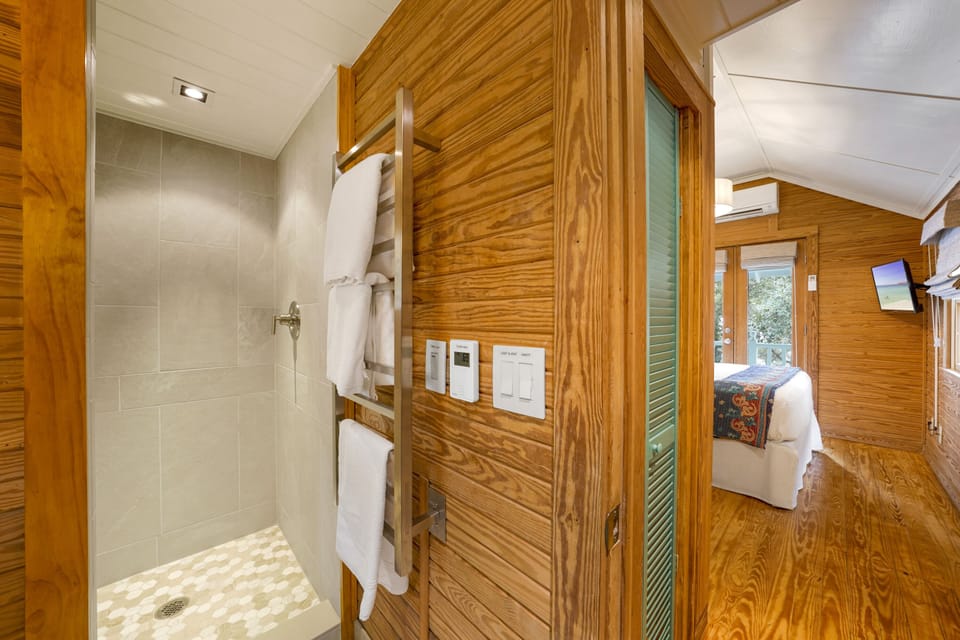 RENOVATED SHOWER & HEATED TOWEL RACK