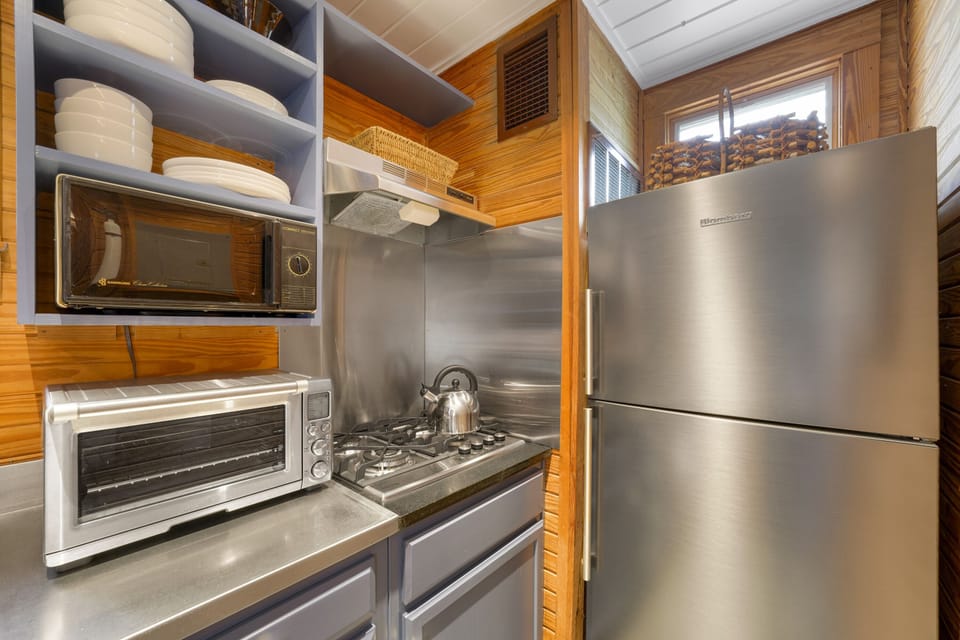 RENOVATED KITCHEN W/NEW GAS COOK TOP
