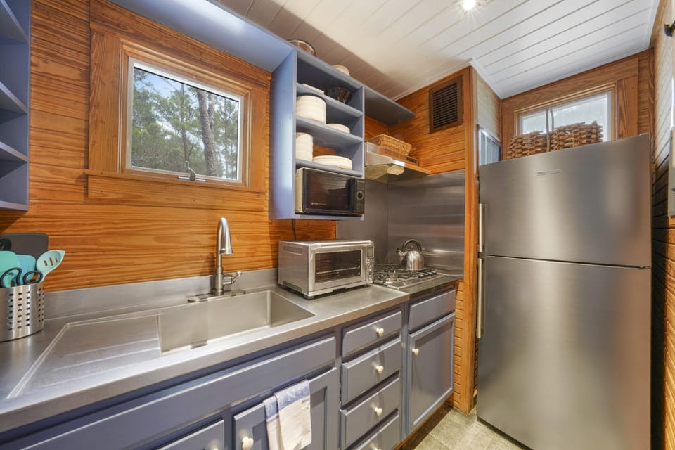 RENOVATED KITCHEN, NEW FRIDGE W/ICE MAKER