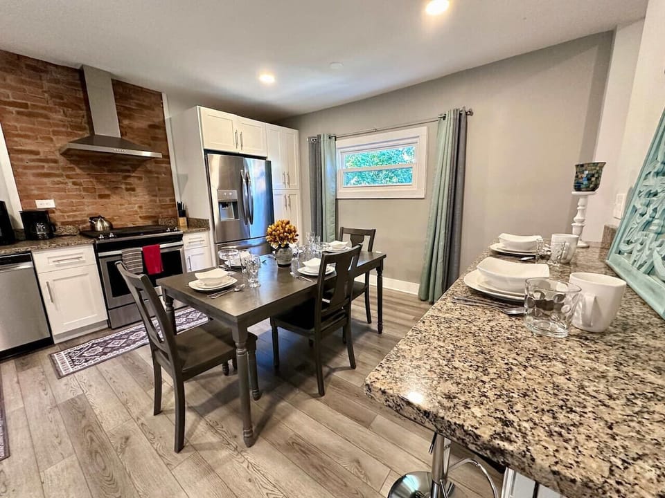 DINING & KITCHEN