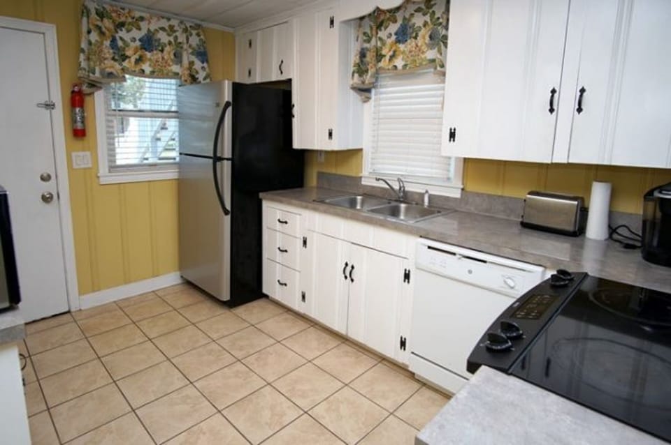 Fully equipped kitchen to help make meal prep easy.