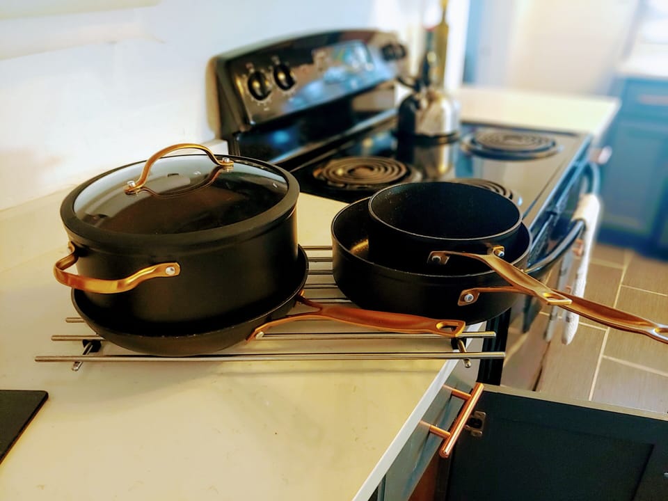 Pots, pans, baking ware, serving dishes... Everything you need!