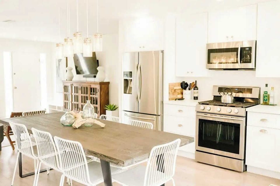 Whip up your favorites in our cozy kitchen! Fully stocked and ready for culinary adventures that feel just like home. 🍳✨