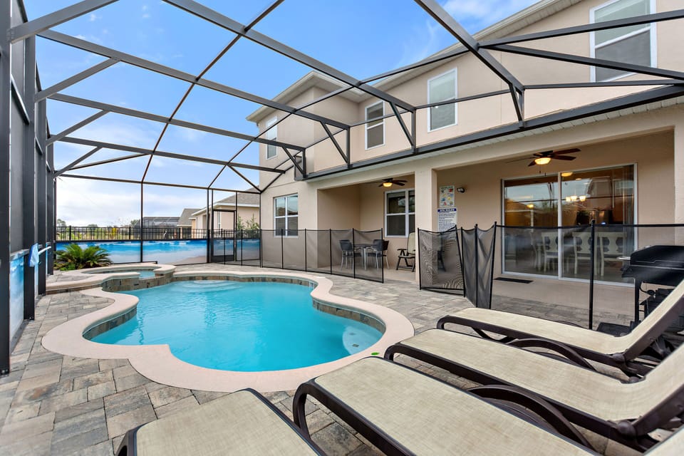Relaxing  Pool & Spa with covered screen after a long day at park on your feet
