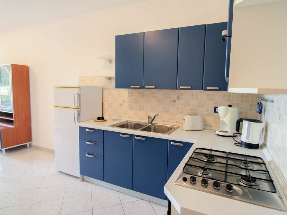 Cabinetry, Kitchen Sink, Countertop, Property, Furniture, Building, Kitchen Appliance, Tap, Sink, Kitchen Stove