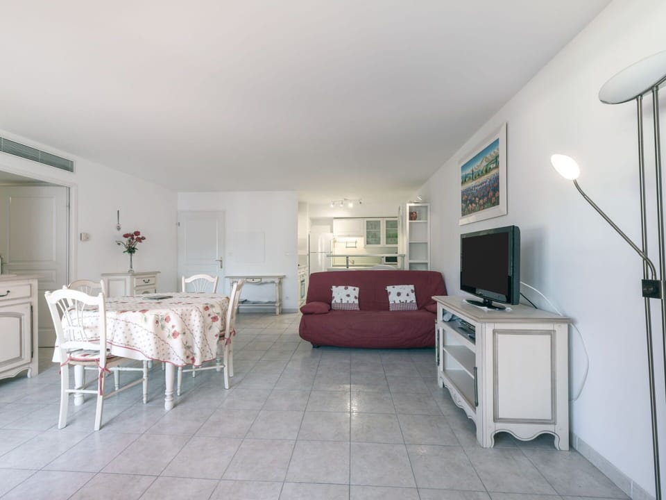 Furniture, Cabinetry, Building, Houseplant, Table, Drawer, Home Appliance, House, Flooring, Floor