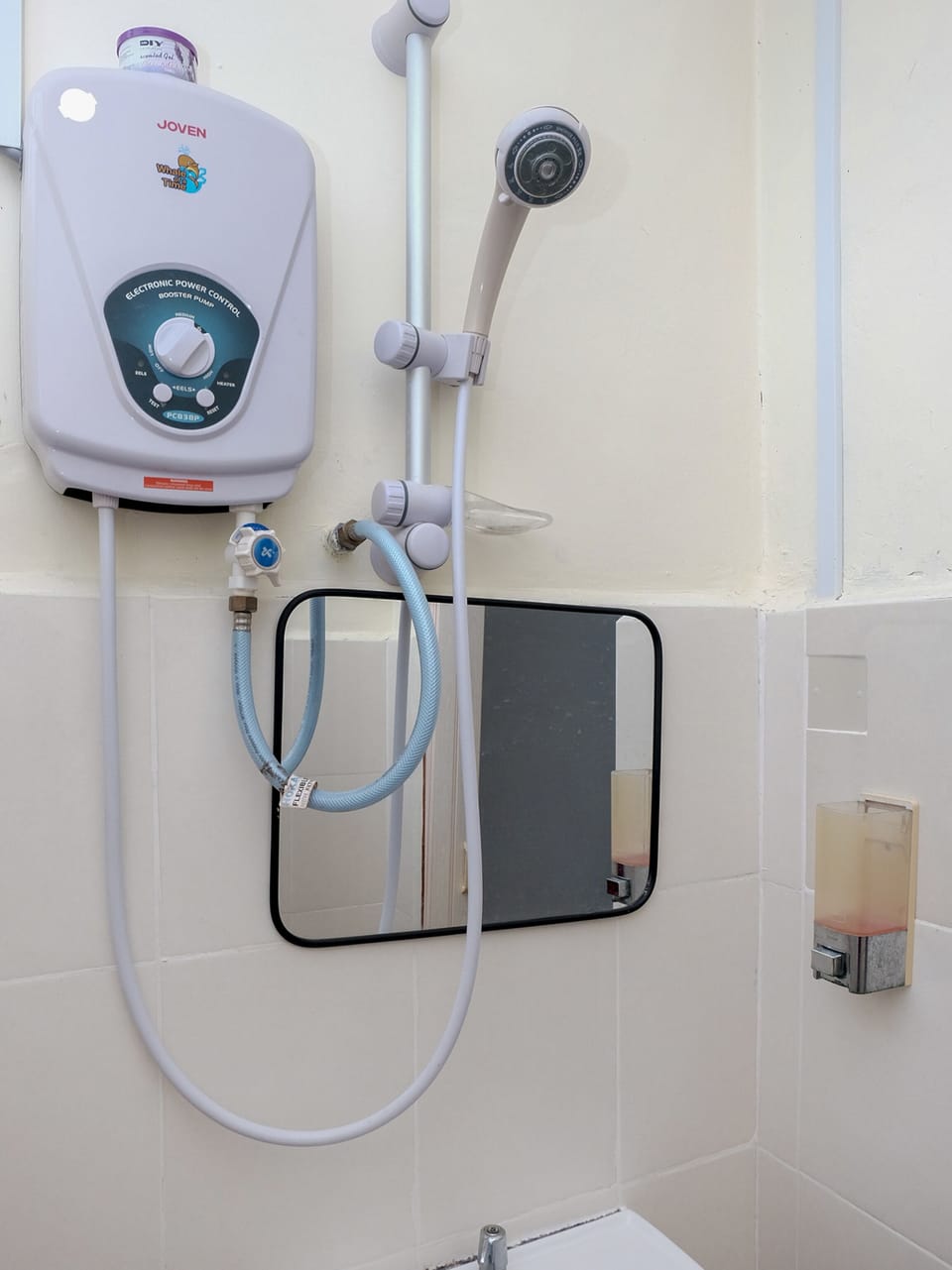 Deluxe Triple Room | Bathroom | Shower, free toiletries, bidet, towels