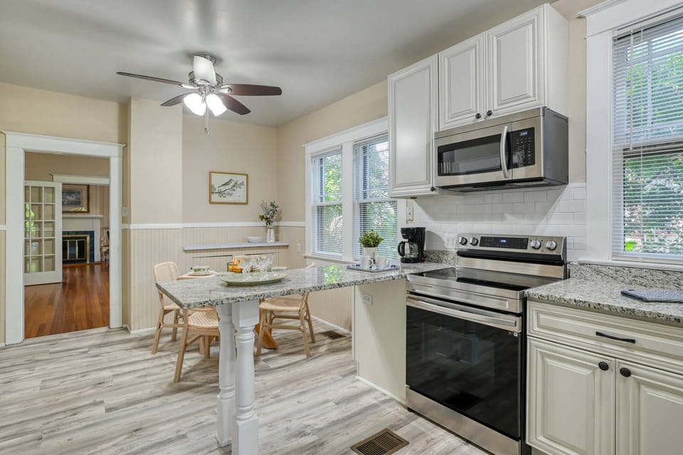 Simply decorated, you will enjoy the flow of this apartment and the proximity of it to all the downtown attractions.
