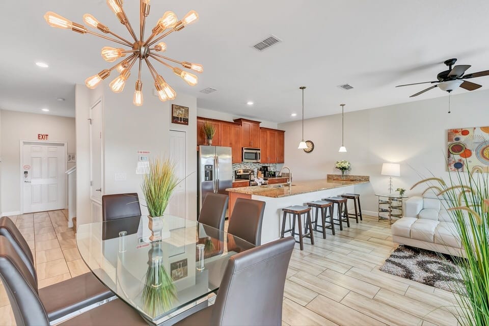 Common area (kitchen, dinning area and living room).