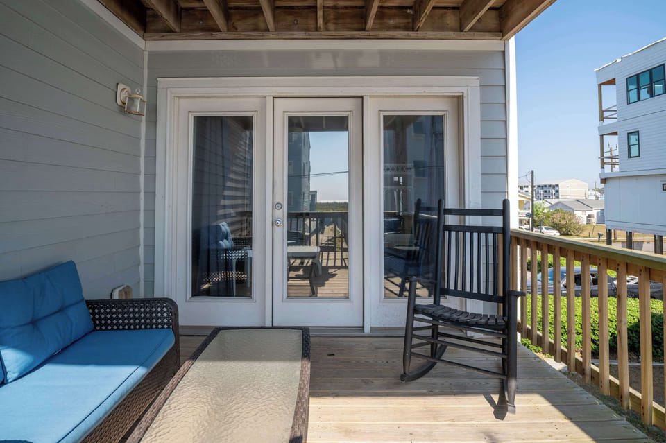 Ocean view deck-seating for five