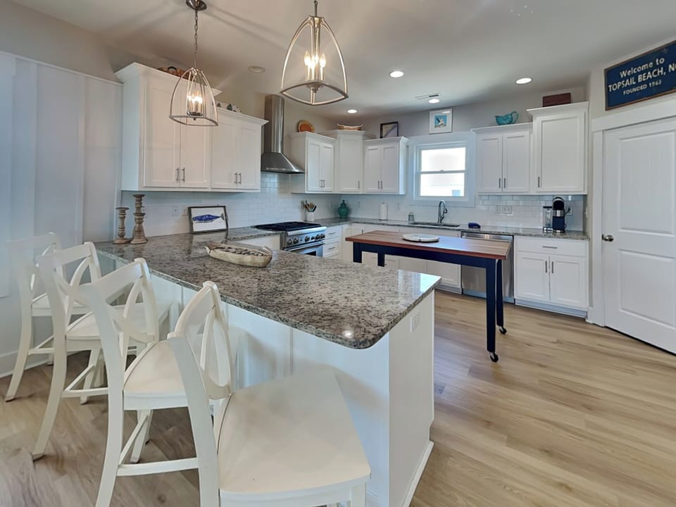 Full Size Kitchen with Breakfast Bar