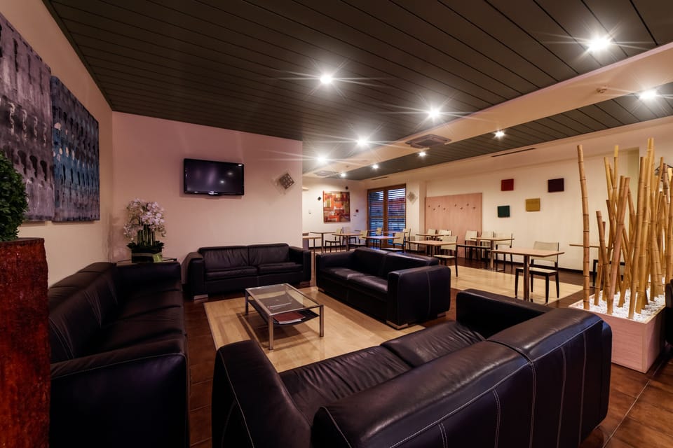 Lobby lounge