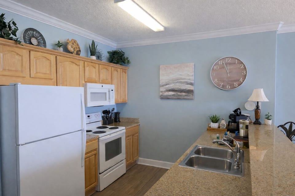 Fully stocked kitchen including Keurig coffee machine for pods or a brewed pot.