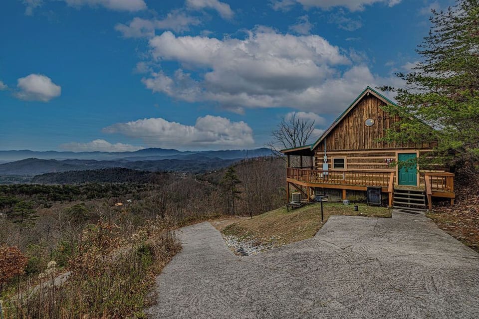 Cabin with hot tub and Smoky Mountain views