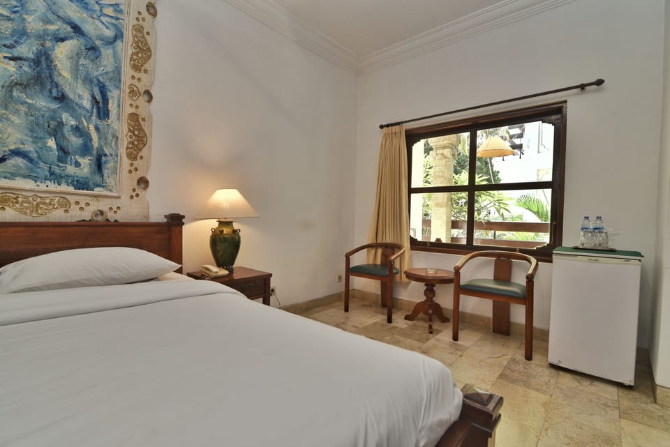 Deluxe Room | Minibar, desk, free cribs/infant beds, rollaway beds