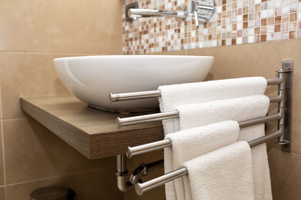 Comfort Triple Room, Ensuite | Bathroom | Shower, hair dryer, bidet, towels