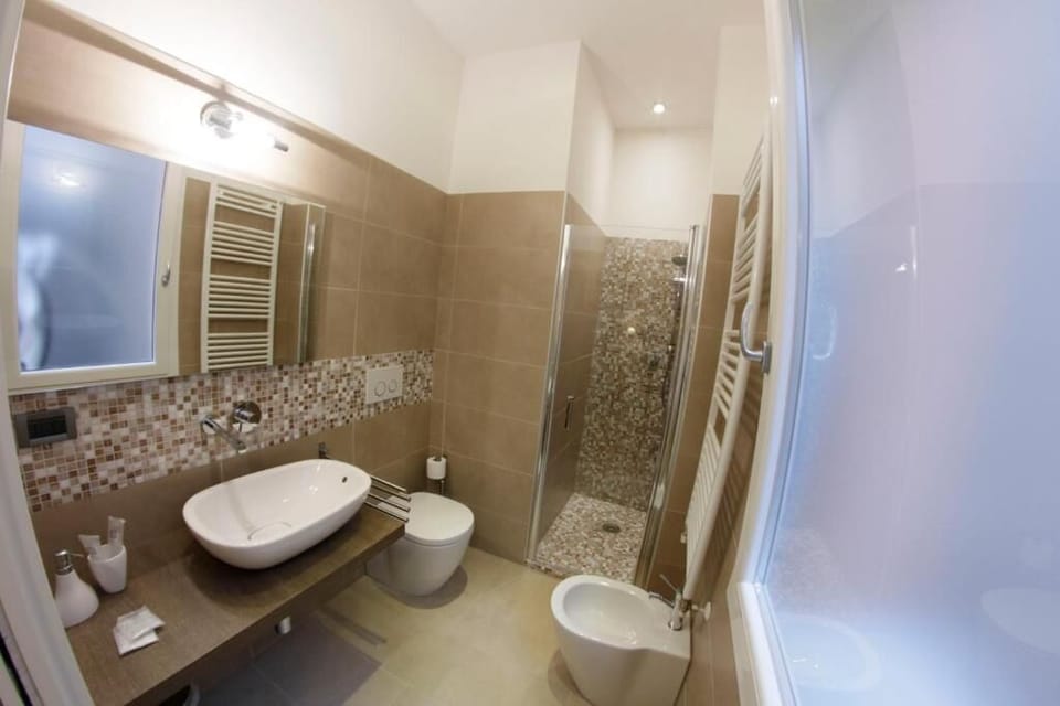 Comfort Triple Room, Ensuite | Bathroom | Shower, hair dryer, bidet, towels