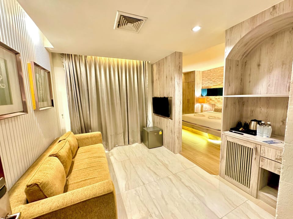 Suite | Premium bedding, down comforters, minibar, in-room safe