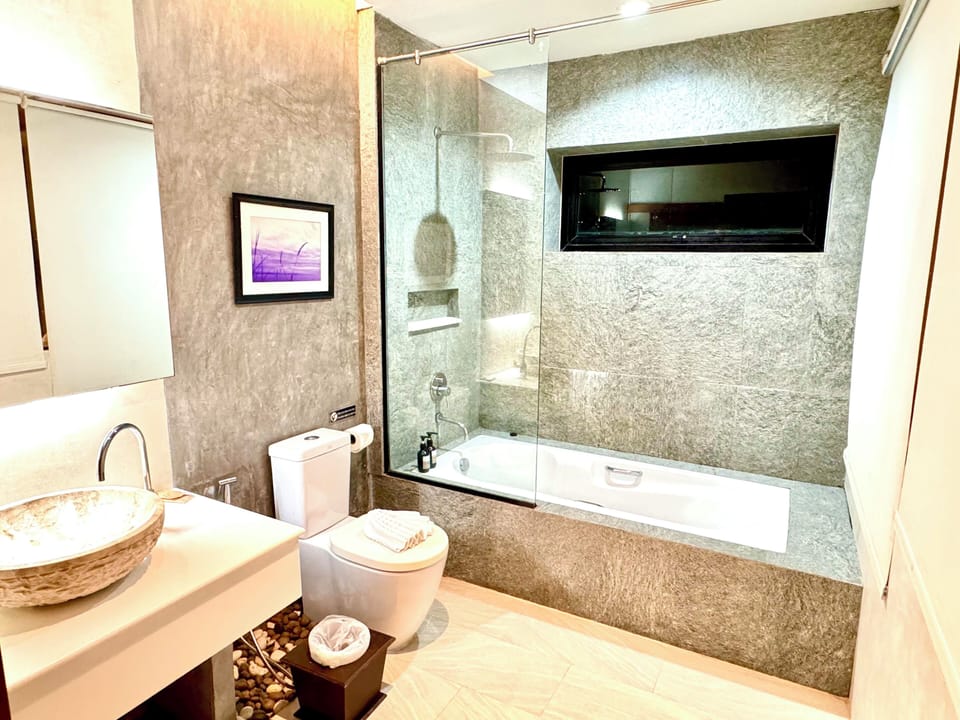 Deluxe Room | Bathroom | Combined shower/tub, rainfall showerhead, free toiletries, hair dryer